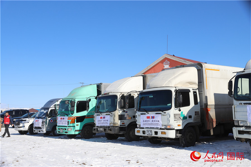 6.3月18日，滿載賑災(zāi)物資卡車在中央省額爾登縣整裝待發(fā)。人民網(wǎng)記者 霍文攝