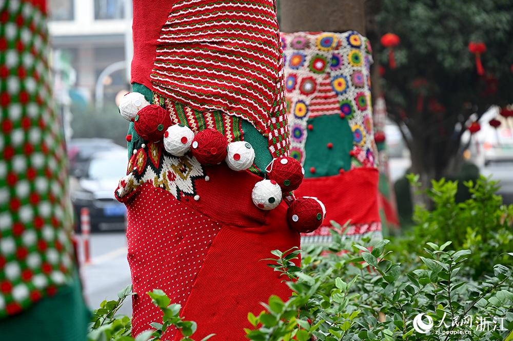 杭州市拱墅區(qū)獅虎橋路上的行道樹“穿”上了新裝。人民網(wǎng) 葉賓得攝