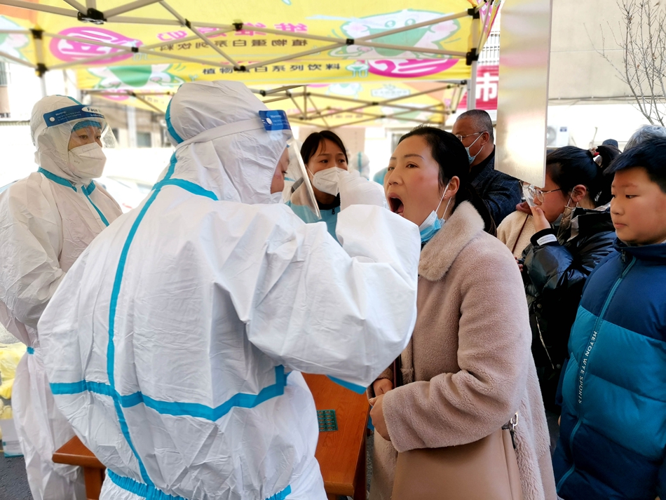 連云港贛榆區(qū)抽調(diào)近500名醫(yī)務(wù)人員開展核酸檢測(cè)。朱代桂攝