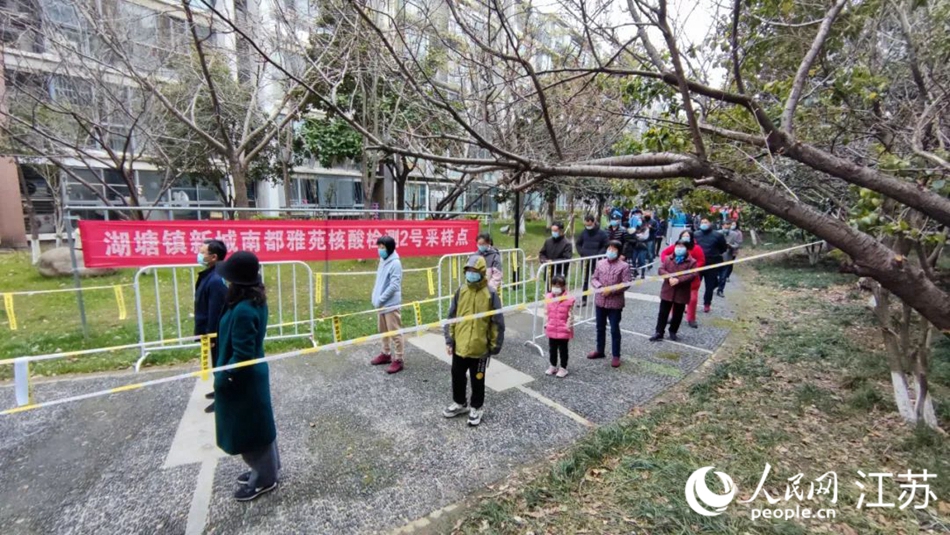 湖塘鎮(zhèn)黨員干部定點、定人、定崗、定責保障核酸檢測有序進行。 武進區(qū)委宣傳部供圖