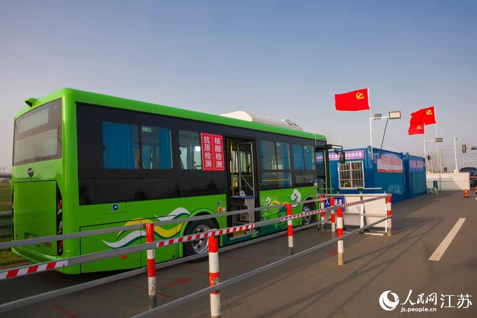 淮安市客總汽車運輸有限公司調集兩部車況最佳“核酸采樣流動車”，組建黨員“先鋒崗”。紀星名攝