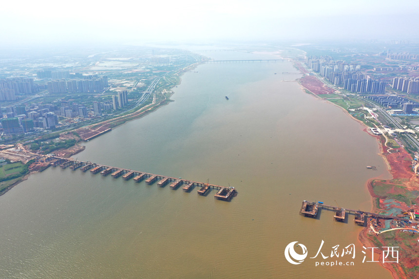 航拍九龍湖過江大橋，該橋是南昌第七座跨贛江通道。 人民網(wǎng) 時雨攝