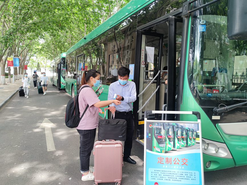 公交車從校園宿舍樓下出發(fā)，直達(dá)鄭州火車站和鄭州東站。崔晨攝