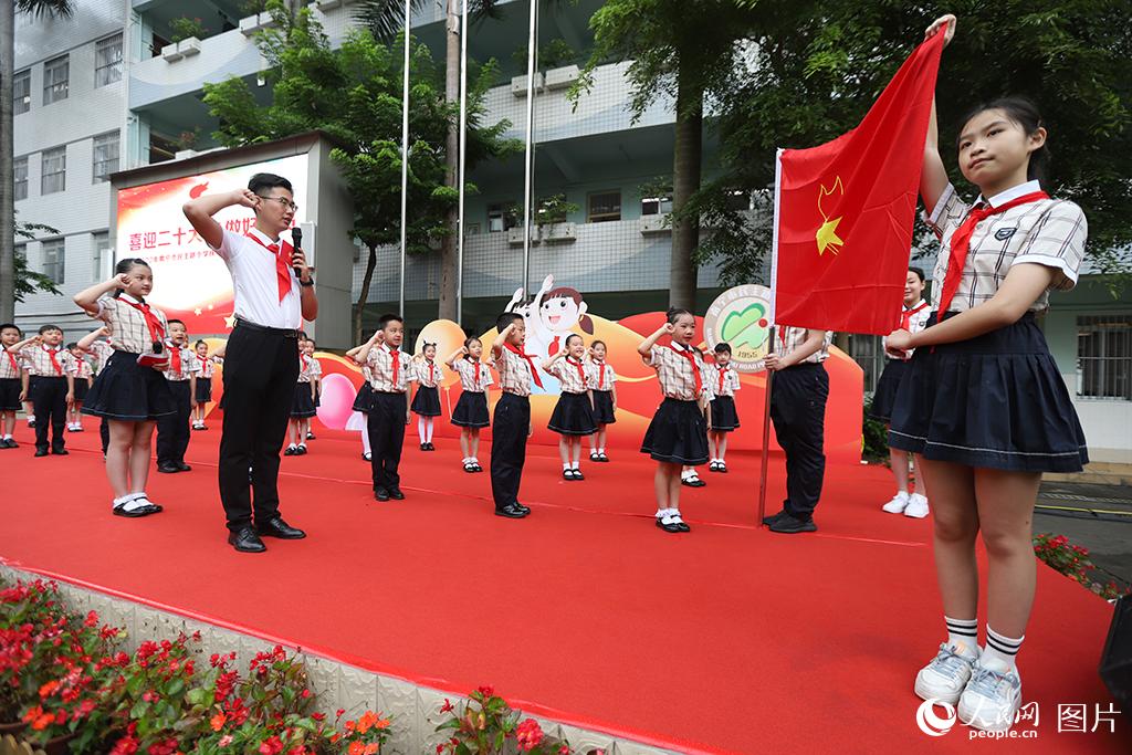 5月31日，在廣西壯族自治區(qū)南寧市民主路小學，學校大隊輔導員帶領(lǐng)少先隊員呼號。人民網(wǎng)記者 嚴立政攝