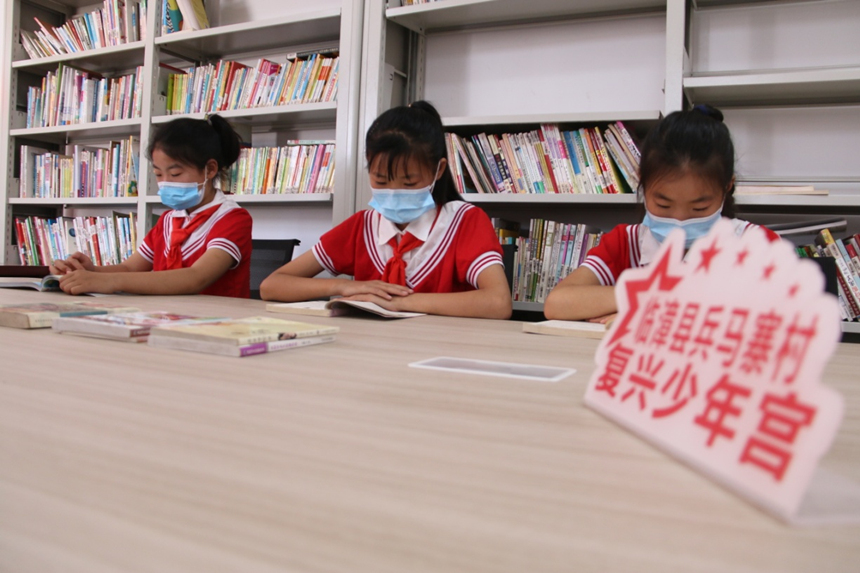 河北省臨漳縣柏鶴集鄉(xiāng)兵馬寨村復興少年宮，孩子們在閱覽室讀書。 申志好攝