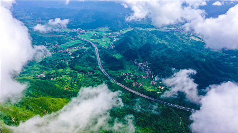 湖南省常寧市廟前鎮(zhèn)泉井村，云霧繚繞，青山蒼翠，公路蜿蜒，秀美如畫。周秀魚春攝