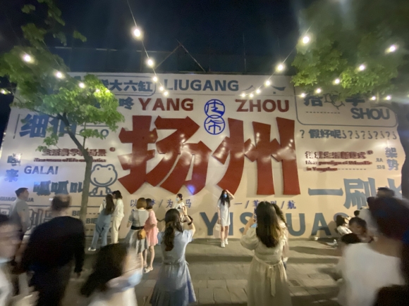 古運河畔的皮市街充滿市井氣息。 人民網(wǎng) 張玉峰攝