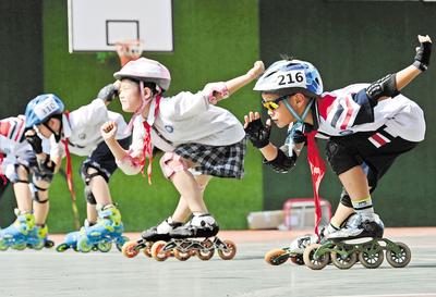 6月23日，邯鄲市邯山區(qū)實(shí)驗(yàn)小學(xué)的學(xué)生在練習(xí)輪滑。 當(dāng)日是國(guó)際奧林匹克日，該小學(xué)開(kāi)展了“我運(yùn)動(dòng)、我健康、我快樂(lè)”為主題的體育活動(dòng)，通過(guò)足球、籃球、武術(shù)、輪滑、擊劍等運(yùn)動(dòng)，讓學(xué)生們享受運(yùn)動(dòng)健身的快樂(lè)，感受運(yùn)動(dòng)的魅力。 河北日?qǐng)?bào)通訊員 郝群英攝