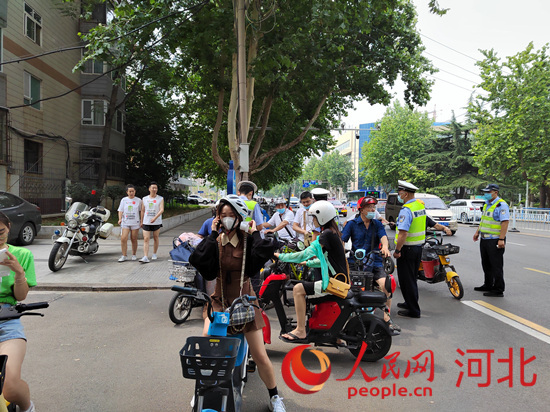 石家莊交警在查處非機動車違章。人民網(wǎng)祝龍超攝