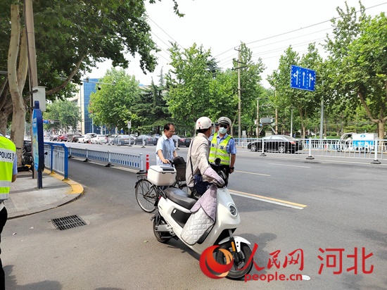 石家莊交警在查處非機動車違章。人民網(wǎng)祝龍超攝