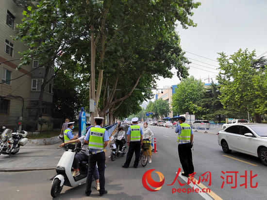 石家莊交警在查處非機動車違章。人民網(wǎng)祝龍超攝