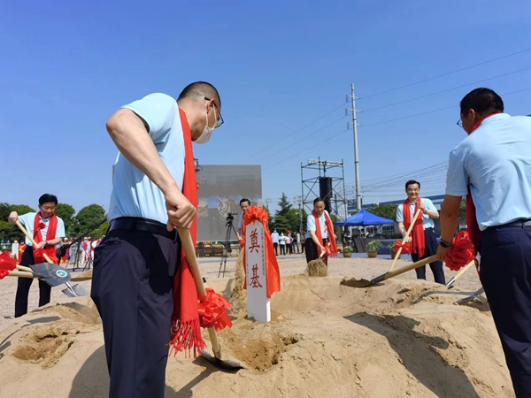 作為今年荷花節(jié)“開(kāi)場(chǎng)秀”，理士新能源智造園區(qū)項(xiàng)目正式開(kāi)工。人民網(wǎng) 馬曉波攝