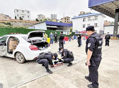 圖為民警對(duì)重點(diǎn)車(chē)輛是否攜帶毒品進(jìn)行檢查。省禁毒委供圖