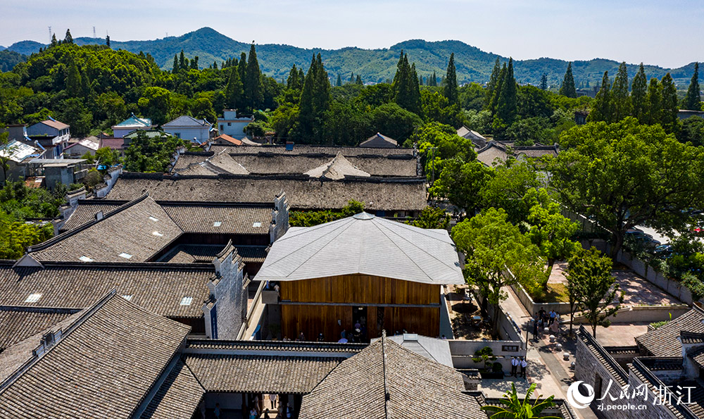 7月23日，空中俯瞰位于寧波市江北區(qū)慈城鎮(zhèn)的抱珠樓。人民網(wǎng) 章勇濤攝