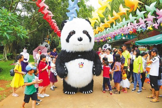 5月2日上午，“五一”小長假的第二天，海口熱帶野生動(dòng)植物園迎來客流小高峰，園區(qū)里可愛的“大熊貓”造型吸引眾多小游客。海南日?qǐng)?bào)記者 張茂 通訊員 熊麗 攝