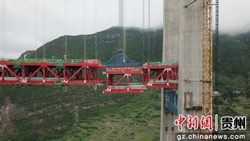 5月30日，貴州習(xí)水，世界山區(qū)峽谷第一高塔懸索橋——赤水河大橋最后一節(jié)鋼桁梁正在拼裝。赤水