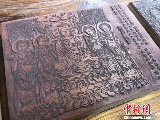 圖為創(chuàng)作的敦煌壁畫(huà)題材的雕刻作品。　徐雪 攝