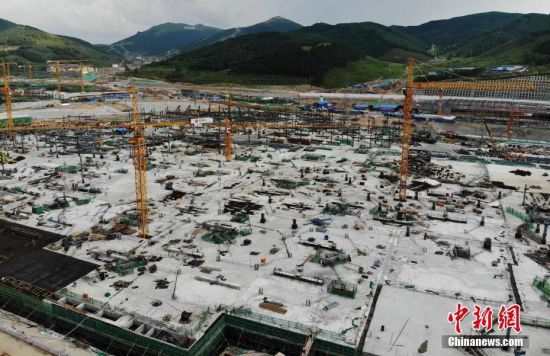 6月28日，航拍鏡頭下的河北張家口冬奧會太子城冰雪小鎮(zhèn)項目。太子城冰雪小鎮(zhèn)項目位于2022年冬奧會張家口賽區(qū)核心區(qū)，連接張家口賽區(qū)云頂和古楊樹兩個競賽場館群，建成后將承擔(dān)賽時核心區(qū)配套保障功能，提供冬奧頒獎、貴賓接待、交通換乘、休閑娛樂等服務(wù)，賽后將成為一座國際化四季度假小鎮(zhèn)。 中新社記者 楊艷敏 攝