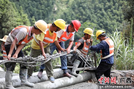 8月13日，融水苗族自治縣境內(nèi)的羅融二級公路施工路段，工人們正冒著37℃的高溫在進(jìn)行作業(yè)。