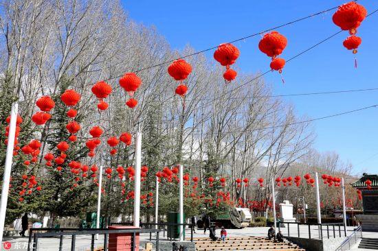 2月10日，古城拉薩宗角祿康公園紅彤彤的燈籠高掛，洋溢著濃郁的節(jié)日喜慶氛圍。