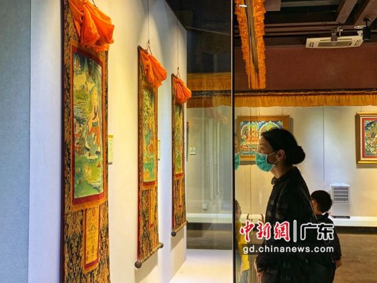 80余幅國家級非遺大師希熱布唐卡作品東莞展出。圖為充滿神秘色彩的唐卡作品吸引人駐足觀看(徐倩 攝)