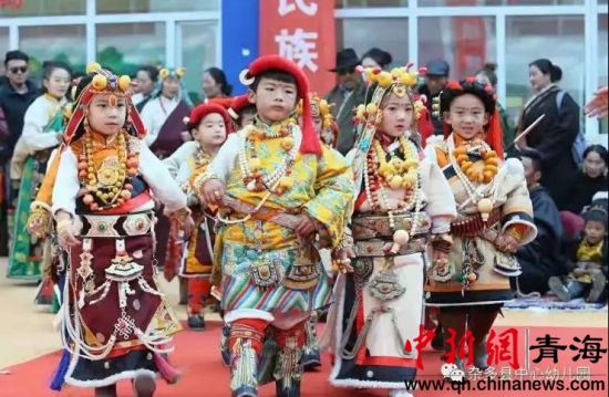 圖為雜多縣中心幼兒園開展了以“傳承非遺文化從我開始”為主題的親子活動暨首屆民間文化游戲節(jié)。