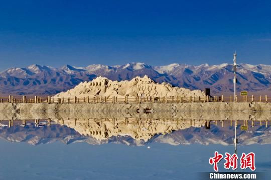 圖為“青海茶卡鹽湖”景區(qū)。（資料圖）　張?zhí)砀！z