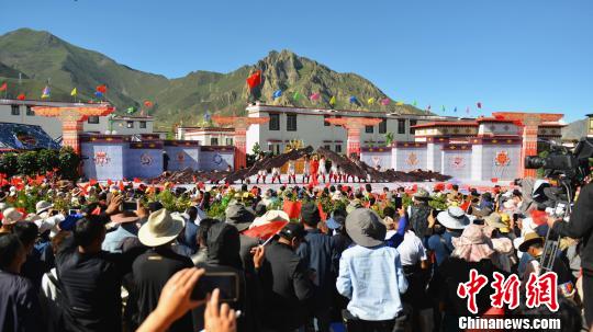 “心連心”藝術(shù)團(tuán)在西藏拉薩進(jìn)行慰問(wèn)演出