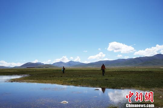 游客體驗(yàn)在藏徒步：一面是雪域美景，一面是城市巨變