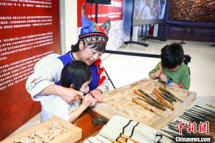 國家級非遺劍川木雕在京展出 用“指尖經(jīng)濟”守護脫貧成果