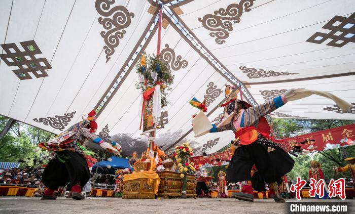 圖為2018年8月12日，西藏拉薩雪頓節(jié)期間，羅布林卡公園內(nèi)舉行的藏戲比賽吸引了眾多藏族民眾和國內(nèi)外游客前來觀看(資料圖)?！『闻罾?攝