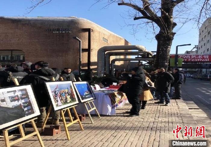 圖為往屆攝影大賽在內(nèi)地城市巡回展(資料圖)?；顒臃?供圖