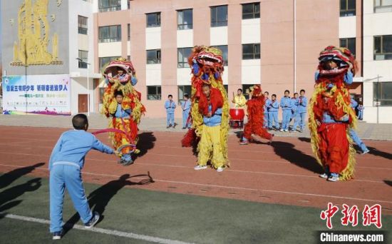 圖為西寧市陽光小學學生參加舞獅社團。　馬銘言 攝