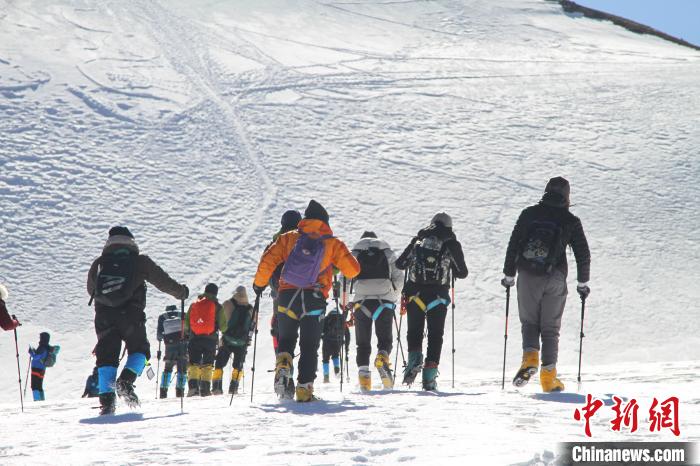 圖為2019年，普通民眾在洛堆峰體驗登雪山活動。資料圖 趙朗 攝