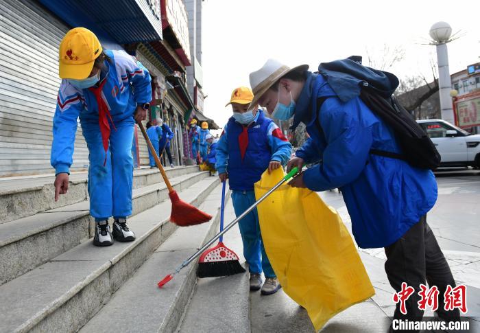 圖為拉薩市小學生打掃街道?！∝暩聛硭?攝