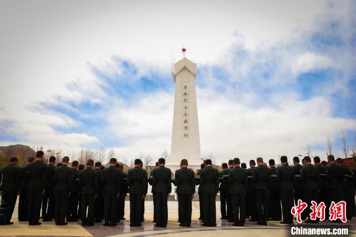 西藏軍區(qū)官兵緬懷先烈：英雄都不應(yīng)該被遺忘