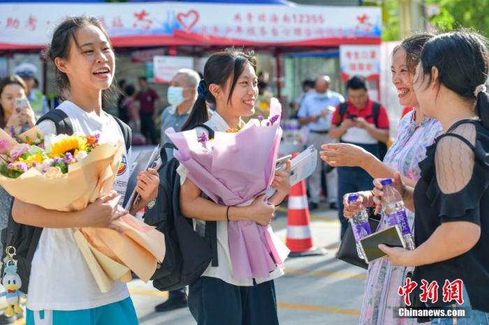 資料圖：6月10日，海南省?？谑泻Ｄ现袑W(xué)考點外，家長為剛剛走出考場的考生送上鮮花。當(dāng)日，海南省2021年高考結(jié)束 。 <a target='_blank' ><p  align=