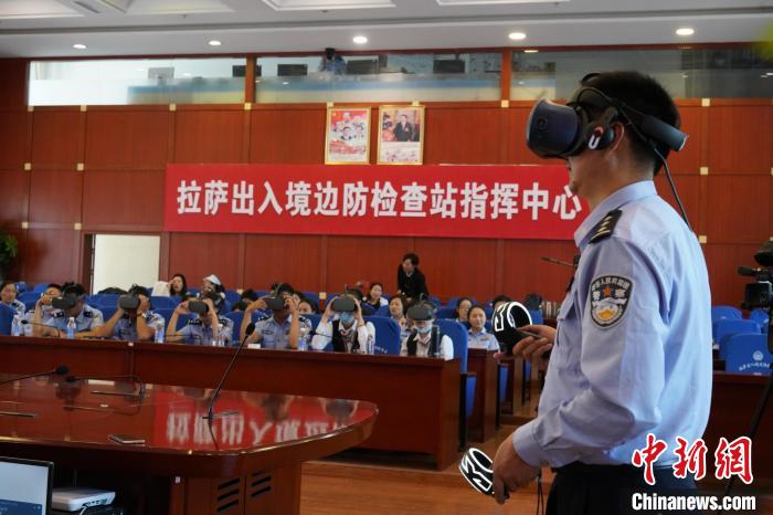 圖為移民管理警察、機場工作人員等體驗VR學(xué)黨史。　郇詠 攝