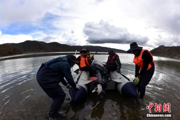 圖為科考隊員準(zhǔn)備乘快艇前往浪錯湖中心開展科考作業(yè)。 <a target='_blank' ><p  align=