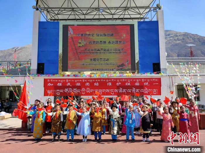 圖為加查縣安繞鎮(zhèn)小學各民族代表學生齊唱紅歌。　安繞鎮(zhèn)小學供圖