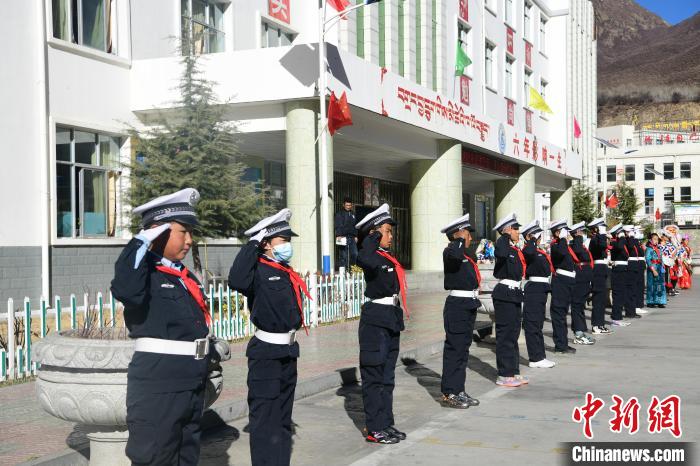 圖為加查縣安繞鎮(zhèn)小學學生爭當“小交警”體驗交警工作?！∝暩聛硭?攝