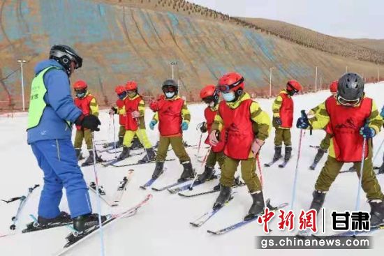 圖為天祝烏鞘嶺國際滑雪場游客享受冰雪運動樂趣。