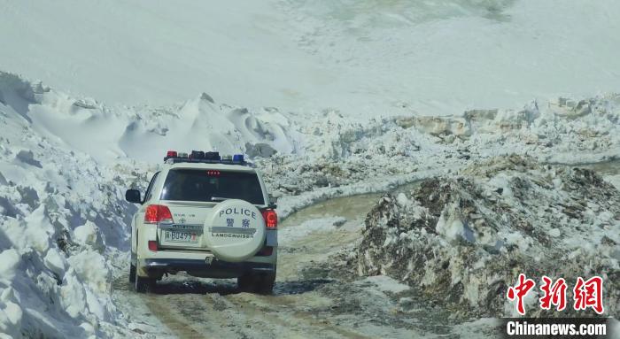 圖為邊壩縣降雪時夏貢拉山段路況?！∵厜慰h融媒體中心供圖