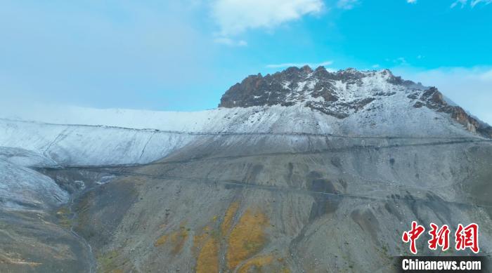 圖為邊壩縣降雪時夏貢拉山段路況?！∵厜慰h融媒體中心供圖