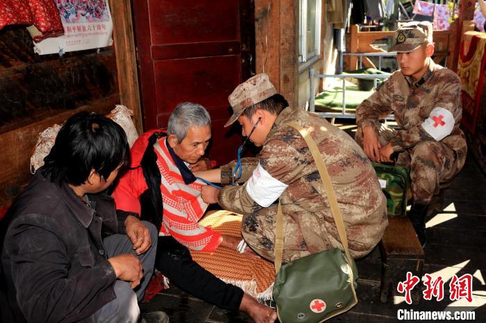 資料圖為墨脫邊防官兵為行動不便的民眾免費巡診。　馬軍供圖