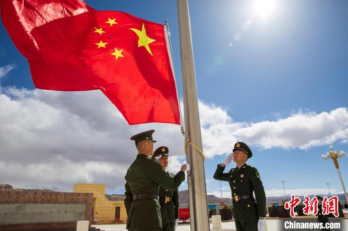 圖為在西藏阿里地區(qū)札達縣，軍民共同舉行升國旗儀式，慶祝西藏百萬農奴解放紀念日?！詵| 攝