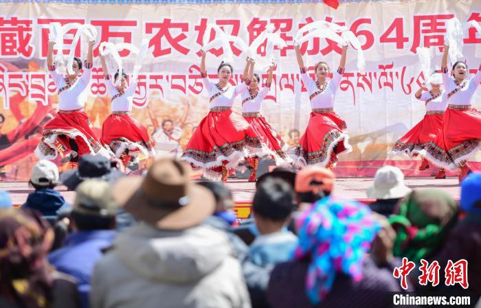 圖為墨竹工卡縣龍珠崗村，文藝演出現(xiàn)場(chǎng)?！∝暩聛?lái)松 攝