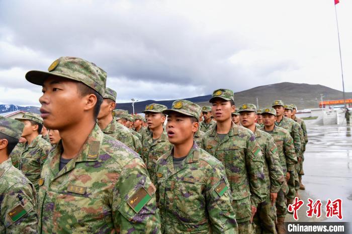 新兵重溫軍人誓詞。　賈治星 攝