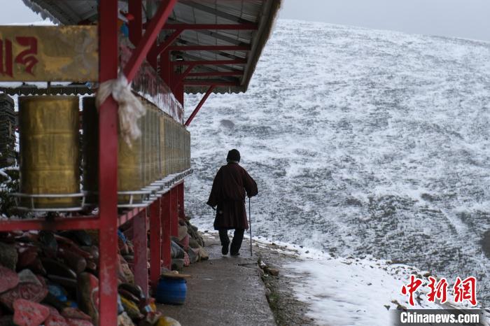 孜珠寺與雪山風光?！〗w波 攝