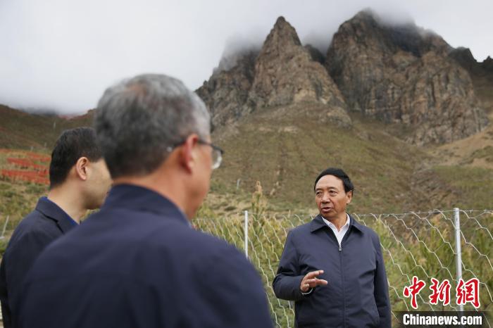 圖為西藏自治區(qū)人大常委會副主任、拉薩南北山綠化指揮部副總指揮江白(右)?！∝暣_ 攝